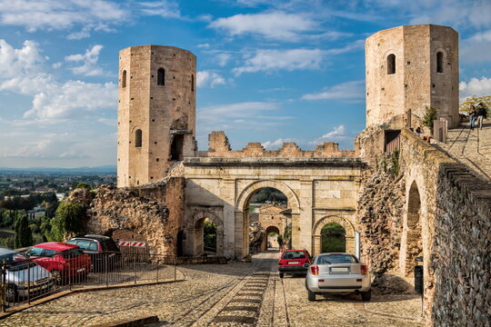 spello, italien - porta venere mit zwillingst&uuml;rmen