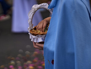 Obraz premium hands holding a basket with white ribbon
