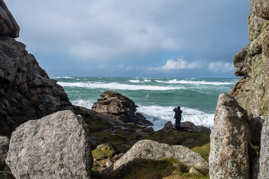 Photographe devant la mer d&eacute;cha&icirc;n&eacute;e