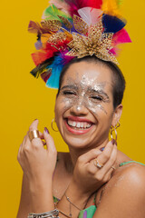 Mulher enfeitada e feliz no carnaval brasileiro