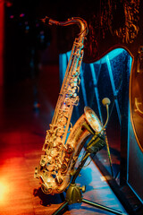 Saksofon leżący w klubie