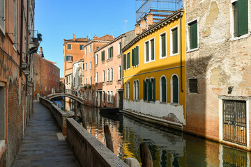 Fototapeta na wymiar Rio del Malpaga canal with Ponte de le Turchette bridge, sestiere of Dorsoduro, Venice, Veneto, Italy