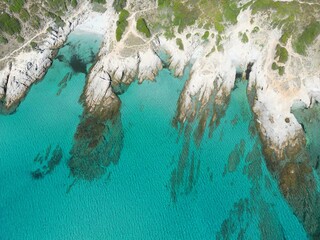 Vue aérienne d'un paysage de la côte d'azur dans le sud de la France - 564014558