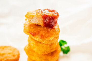 ケチャップをつけた重ねたチキンナゲット