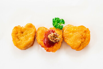 並べたハート型のチキンナゲット
