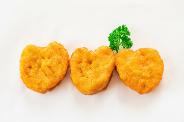 並べたハート型のチキンナゲット