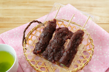 緑茶と粒あんよもぎ団子