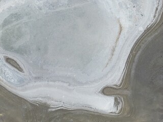 Vue aérienne de bassins de décantation d'un salin avec ses eaux multicolores - 564020115