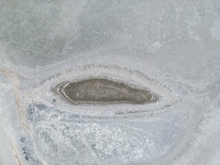 Vue aérienne de bassins de décantation d'un salin avec ses eaux multicolores - 564020154