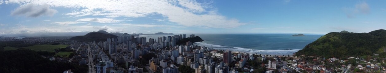 Fototapeta premium panorama of beach and city