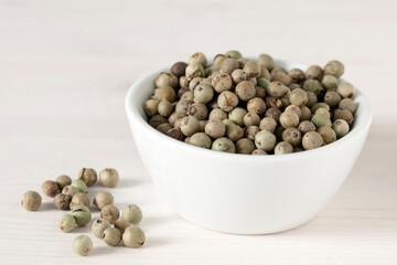 Grüner Pfeffer im Porzellanschälchen