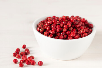 Rosa Pfefferbeeren in einem Porzellanschälchen
