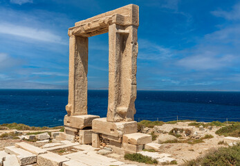 ruins of ancient greek apollo temple portara - obrazy, fototapety, plakaty
