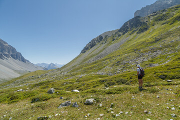 Fototapeta na wymiar Touristes sur le site naturel du Mont Thabor dans les Alpes françaises en été 