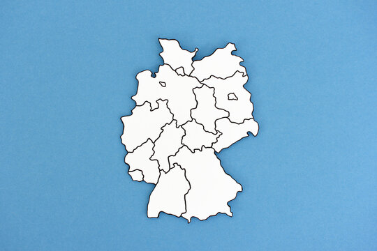 Deutschland Karte mit Bundesl&auml;ndern als Silhouette aus Papier ausgeschnitten