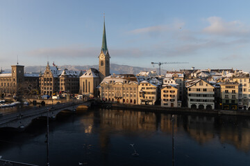Fototapeta na wymiar Zürich, Altstadt mit Fraumünster und Limmat im Schnee