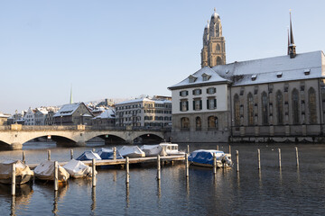 Zürich, Grossmünster und Münsterbrücke im Schnee