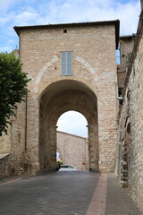 Fototapeta na wymiar City gate in Assisi, Umbria Italy