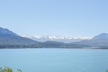 Panorama du lac du Bourget en été depuis le massif des Bauges, Savoie, France. En arrière plan...