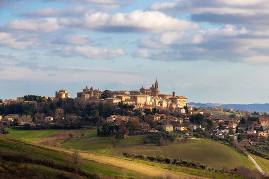 Panorama sulla citt&agrave; di Corinaldo di prima mattina
