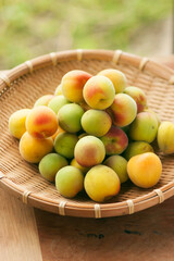 ざるの上の完熟梅