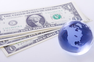 地球儀とドル紙幣