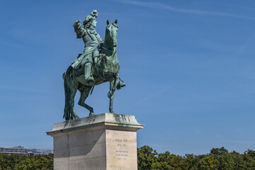 Obraz premium Equestrian statue of Louis XIV (1836) in front of Palace of Versailles. Palace Versailles was a royal chateau. Versailles, Paris, France. 
