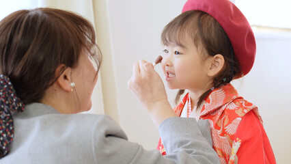 七五三のメイクをする女の子