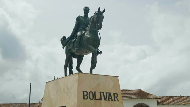 Estatua de Bolivar en plaza de tunja