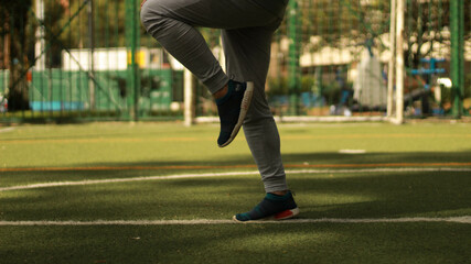 Obraz premium athlete doing cardio athlete warming up the body 