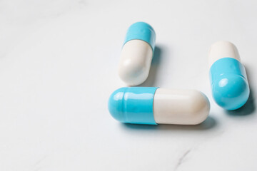 Pastillas sobre mármol