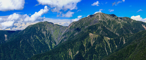 南アルプス光岳への道　縦走路から見える南アルプス南部の山々　兎岳、聖岳、赤石岳