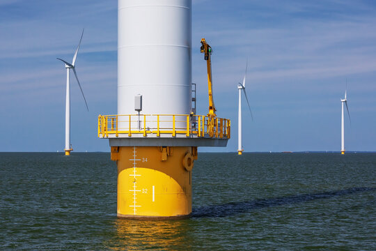Details eines Offshore-Windrads mit Monopile-Fundament und Wartungsplattform im Windpark Noordoostpolder im IJsselmeer in Flevoland, Niederlande..