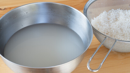 洗った白米と研ぎ汁