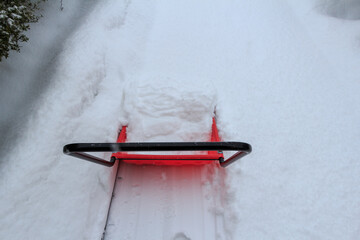 スノーダンプで雪寄せ　雪かき　除雪　冬　イメージ