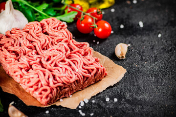 Raw minced meat with parsley and tomatoes. 