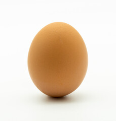 Huevos de gallina aislados sobre fondo blanco