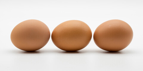 Huevos de gallina aislados sobre fondo blanco