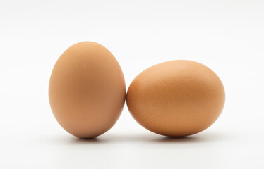 Huevos de gallina aislados sobre fondo blanco