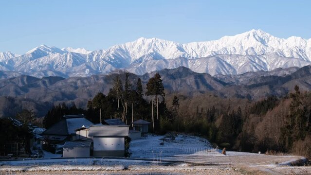 雪山とたんぼ