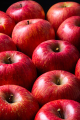 黒背景に沢山のリンゴ