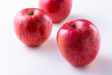 Fototapeta na wymiar 白背景に赤いリンゴ