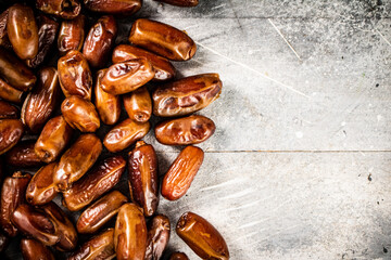 A pile of ripe dates on the table. 