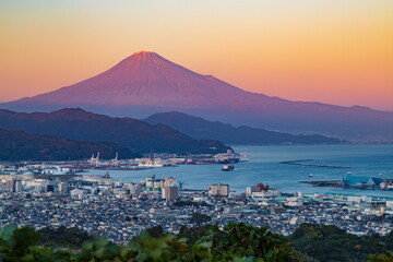 夕日に染まる富士山と清水港　静岡県静岡市清水区日本平にて