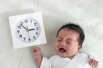 泣いている赤ちゃんと時計（0歳1か月、日本人、男の子）