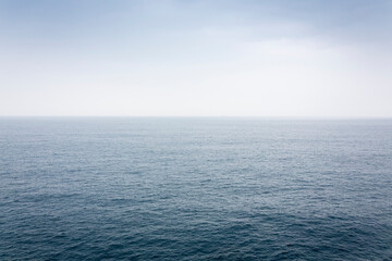흐린 날씨의 바다 풍경. 감성 톤의 바다 사진