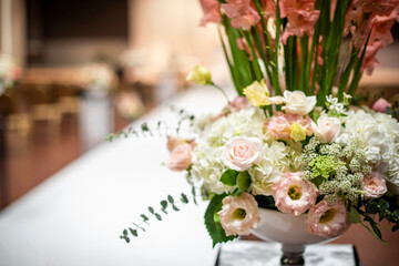 결혼식장에 세팅된 아름다운 꽃장식