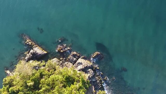 Videos de las olas golpeado las rocas de la monta&ntilde;a Triunfo de la cruz en tela Atl&aacute;ntida
