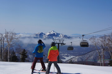 スキーを楽しむ風景