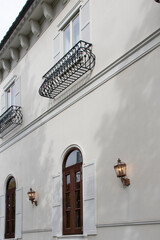 白壁と木製の窓